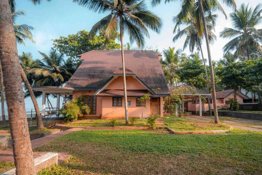 Baywatch By Grha - A Picturesque Beachfront Villa كاليكوت المظهر الخارجي الصورة