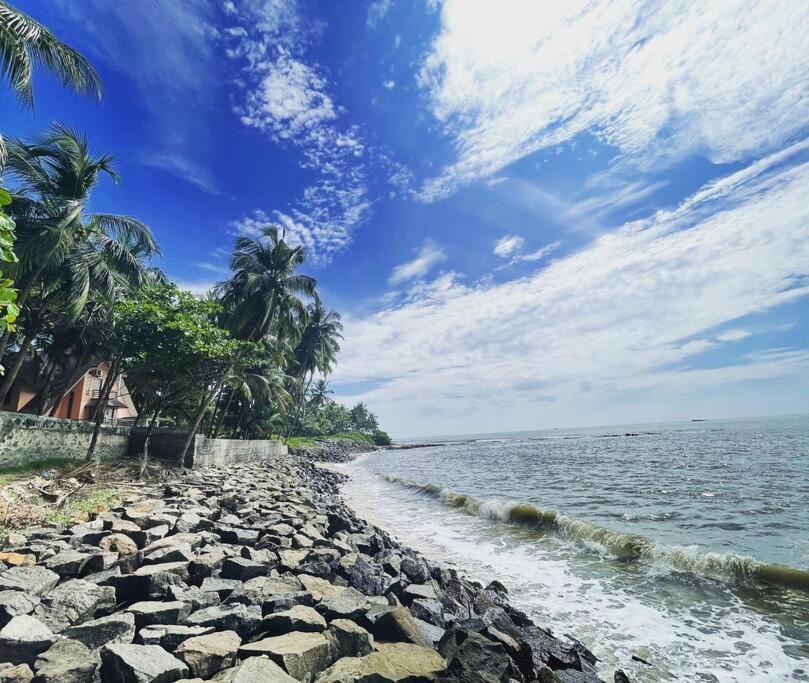 Baywatch By Grha - A Picturesque Beachfront Villa كاليكوت المظهر الخارجي الصورة